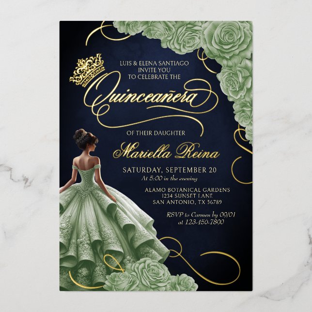 Invitación Con Relieve Metalizado Sage Green Floral Vestido Quinceañera (Anverso)