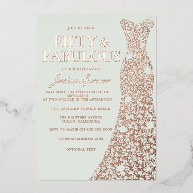 Invitación Con Relieve Metalizado Sage Green Real Rosa Dorado Vestido 50 cumpleaños (Anverso)