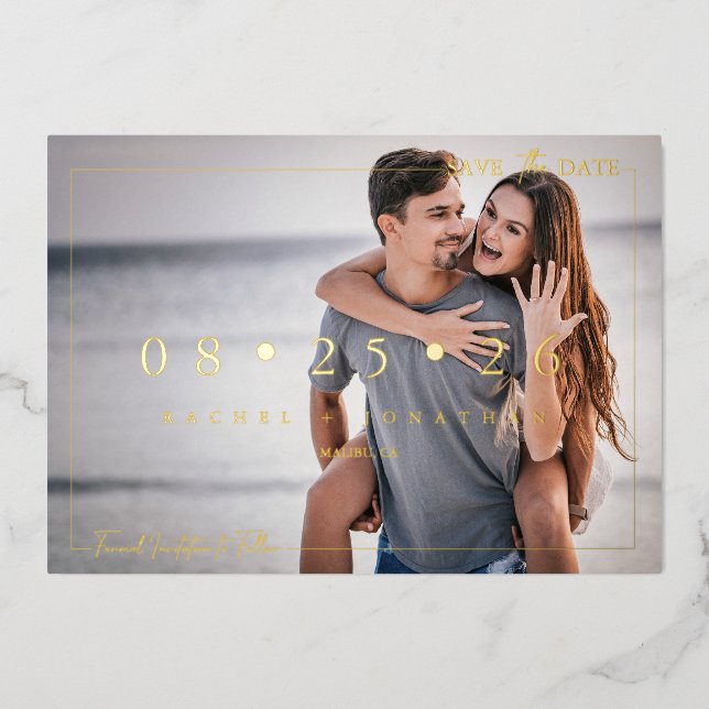 Invitación Con Relieve Metalizado Script 2 Foto | Salvar La Fecha (Anverso)