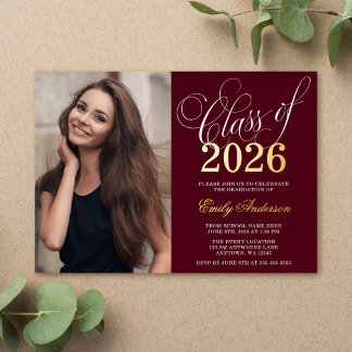 Invitación Con Relieve Metalizado Script Burgundy 2025 Photo Graduation Party Gold