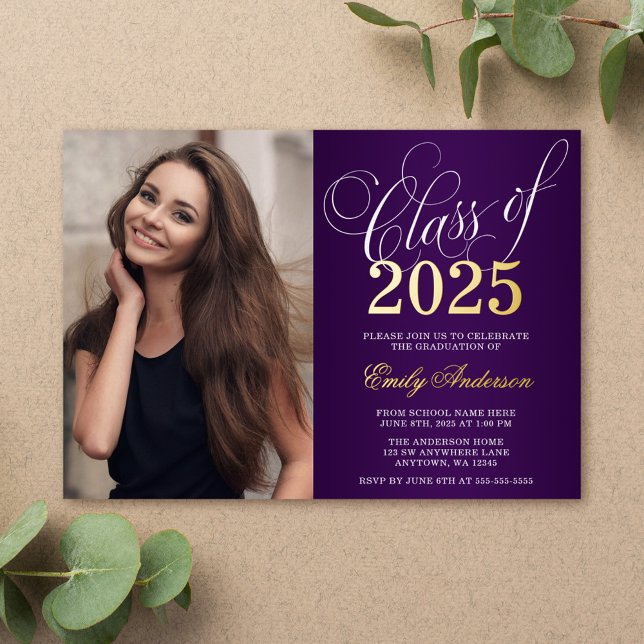 Invitación Con Relieve Metalizado Script Purple 2025 Photo Graduation Party Gold (Subido por el creador)