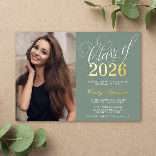 Invitación Con Relieve Metalizado Script Sage Green 2025 Photo Graduation Party Gold