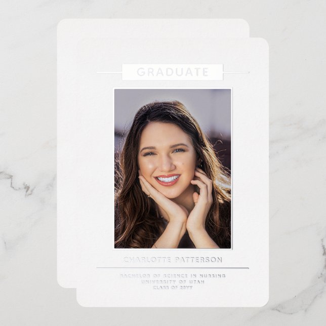 Invitación Con Relieve Metalizado Sencilla Graduación Moderna Foto Guión Plateado (Anverso/Reverso)