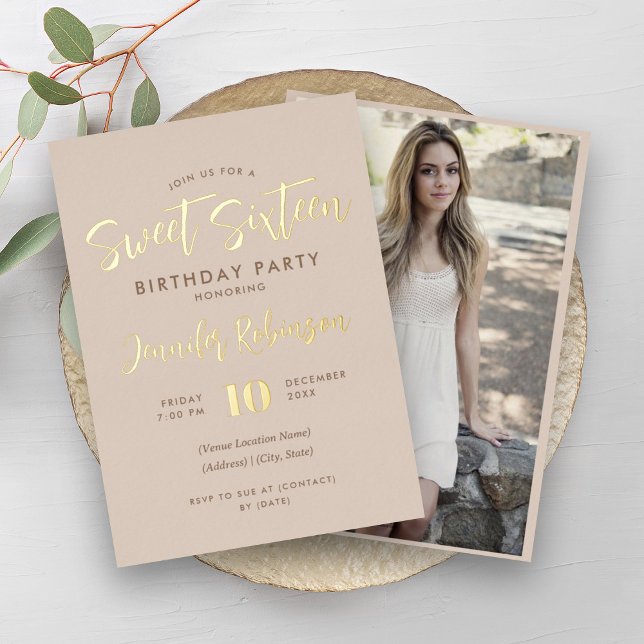 Invitación Con Relieve Metalizado Sencillo Champagne Gold Photo Sweet 16 Dieciséis (Simple Champagne Gold Photo Sweet 16 Sixteen Foil Invitation)