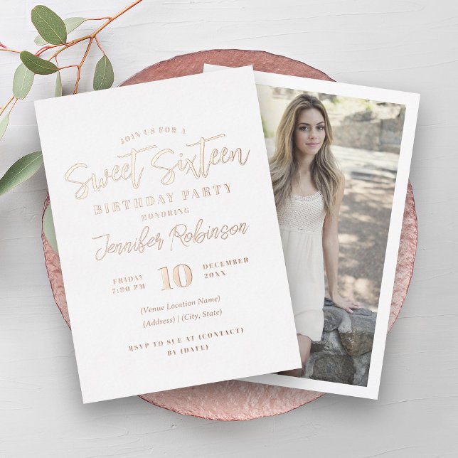 Invitación Con Relieve Metalizado Sencillo elegante Rosa Oro Foto Dulce 16 Dieciséis (Simple Elegant Rose Gold Photo Sweet 16 Sixteen Foil Invitation)
