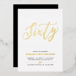 Invitación Con Relieve Metalizado Sesenta | Fiesta de cumpleaños moderna de oro 60<br><div class="desc">Celebra tu día especial con esta elegante invitación de cumpleaños número 60 de papel de aluminio. Este diseño presenta un texto de papel de aluminio dorado chic "Sesenta" con un diseño limpio. Más diseños y suministros para fiestas están disponibles en mi tienda BaraBomDesign.</div>