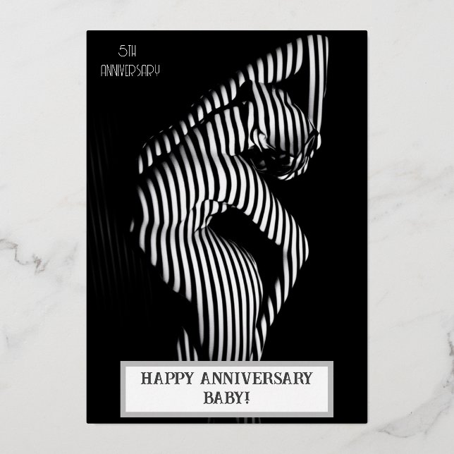 Invitación Con Relieve Metalizado Sexy Aniversario de Boda Travieso  (Anverso)