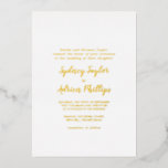 Invitación Con Relieve Metalizado Simple caligrafía oro dorado Boda formal oro<br><div class="desc">Esta sencilla caligrafía dorada de oro de boda formal invitación al Relieve metalizado de oro es perfecta para una boda elegante. El diseño clásico presenta una auténtica tipografía de Relieve metalizado dorado sobre un fondo blanco, con una parte trasera rústica de color dorado, que mantiene un ambiente minimalista moderno. También...</div>