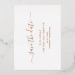 Invitación Con Relieve Metalizado Simple Elegante Boda Salva La Fecha<br><div class="desc">Boda simple no foto Guardar la tarjeta de fecha con un diseño limpio y minimalista con un toque elegante con "guardar la fecha" en guión con swashes. Todo el texto en la parte delantera está en Relieve metalizado oro rosa real. Un moderno Save the Date sin imágenes que se coordina...</div>