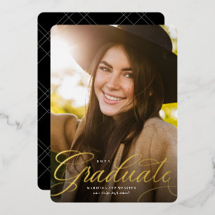 Invitación Con Relieve Metalizado Simple guión oro graduado graduación vertical