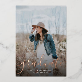 Invitación Con Relieve Metalizado Simple Script Rose Gold Graduation Announcement