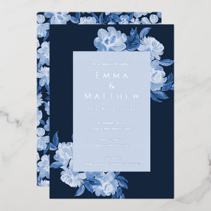 Invitación Con Relieve Metalizado Sofisticadas Flores de acuarela fondo azul