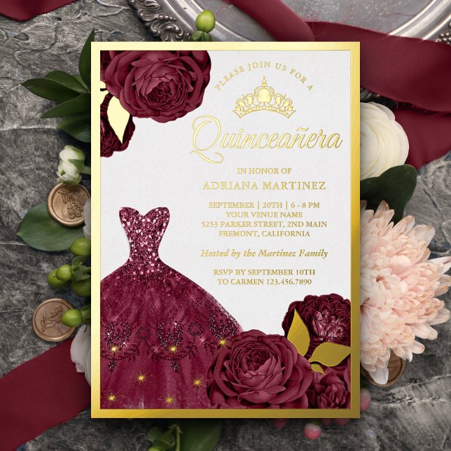 Invitación Con Relieve Metalizado Sonriente bata borgoña floral Quinceanera Gold (Subido por el creador)