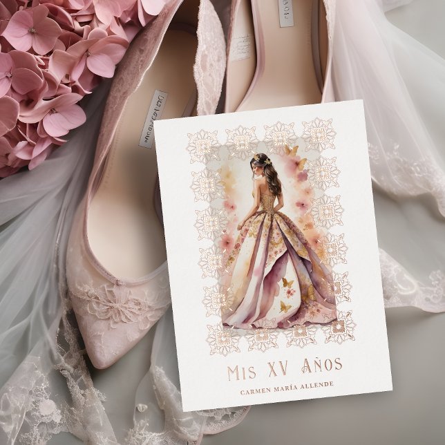 Invitación Con Relieve Metalizado Spanish Glam Quinceañera Rose Gold Ornate Frame (Spanish Glam Quinceañera Rose Gold Ornate Frame Metallic Foil Invitation Card. )