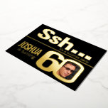 Invitación Con Relieve Metalizado Ssh... Sorpresa 60.ª fiesta de cumpleaños oro negr<br><div class="desc">Relieve metalizado de oro gráfico simple y negrita en negro contrastante o su propia plantilla de foto color Relieve metalizado 60º cumpleaños sorpresa Ssh... invitación. Personalice esta invitación de cumpleaños con sus propios detalles de la fiesta de cumpleaños, una foto de su niño de cumpleaños en medio de los 60...</div>