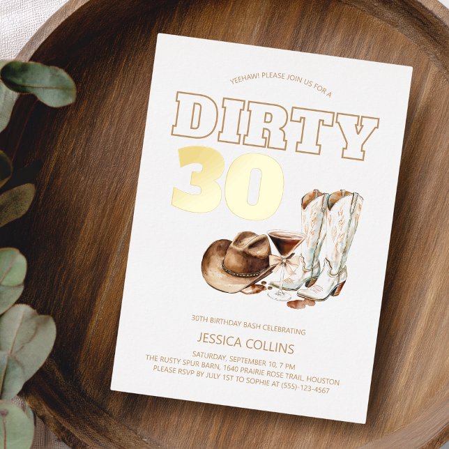 Invitación Con Relieve Metalizado Sucia Treinta Vaquera Occidental 30 Fiesta de cump (Dirty Thirty Western Cowgirl 30th Birthday Party Foil Invitation)