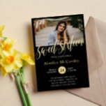 Invitación Con Relieve Metalizado Swirly Golden Script Sweet Dieciséis Foto<br><div class="desc">Relieve metalizado negro y dorado dulce dieciséis invitaciones personalizadas con una foto del chica de cumpleaños. Dulce invitación para fiestas de 16 años con foto y detalles de Relieve metalizado dorado.</div>