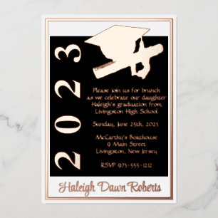 Invitación Con Relieve Metalizado Tapa y diploma, graduación en blanco, negro y dora