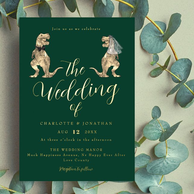 Invitación Con Relieve Metalizado Tema de Dinosaurios Boda Verde y Oro (Dinosaur theme wedding dark green & gold foil invitation Elegant script funny T-Rex bride and groom)