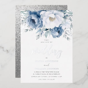 Invitación Con Relieve Metalizado Temporada Mágica de Invierno Dusty Blue Boda Plata
