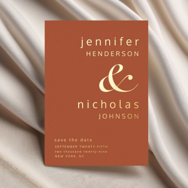Invitación Con Relieve Metalizado Terracotta Gold Ampersand Wedding Save The Date (Terracotta Gold Ampersand Wedding Save The Date Foil Invitation)