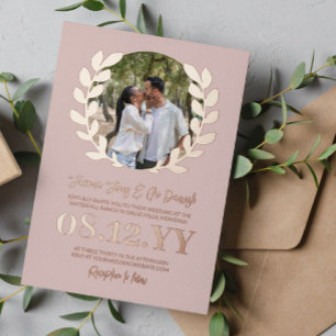 Invitación Con Relieve Metalizado Tipografía de Corona de Laurel en Rosa Dorado Foto