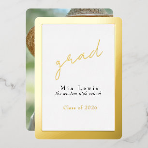 Invitación Con Relieve Metalizado Tipografía Dorada Moderna Foto de Graduado
