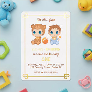 Invitación Con Relieve Metalizado Traje de oso para gemelos bebé en su primer cumple