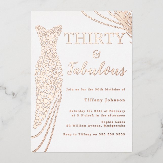 Invitación Con Relieve Metalizado ¡Treinta y Fabuloso! Vestido de oro Rosa 30 cumple (Anverso)