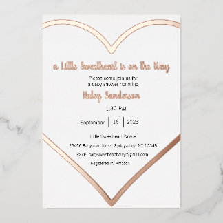 Invitación Con Relieve Metalizado Un pequeño amor está en camino a la invitación, al