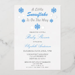 Invitación Con Relieve Metalizado Un Pequeño Snowflake Está En Camino De Baby Shower