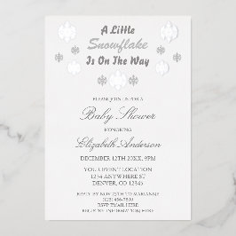 Invitación Con Relieve Metalizado Un Pequeño Snowflake Está En Camino De Baby Shower