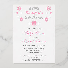 Invitación Con Relieve Metalizado Un Pequeño Snowflake Está En Camino De Baby Shower