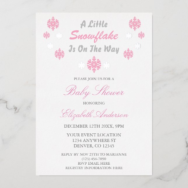 Invitación Con Relieve Metalizado Un Pequeño Snowflake Está En Camino De Baby Shower (Anverso)