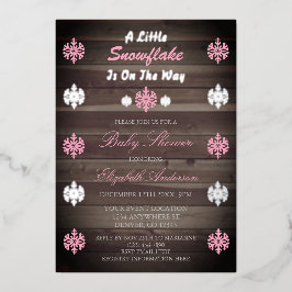 Invitación Con Relieve Metalizado Un Pequeño Snowflake Está En Camino De Baby Shower