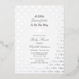 Invitación Con Relieve Metalizado Un Pequeño Snowflake Está En Camino De Baby Shower
