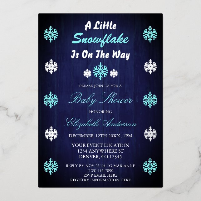 Invitación Con Relieve Metalizado Un Pequeño Snowflake Está En Camino De Baby Shower (Anverso)