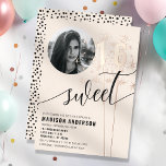 Invitación Con Relieve Metalizado Vanilla Sparkler Sweet 16 Birthday Photo<br><div class="desc">Haga un Sweet 16 inolvidable con esta elegante invitación de color vainilla, con acentos brillantes y una opción de foto de personalizable. Perfecto para una celebración de cumpleaños de un hito, esta invitación incluye detalles de Relieve metalizado que añaden un toque de sofisticación. Personalízalo con el nombre del chica de...</div>