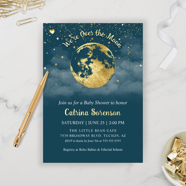 Invitación Con Relieve Metalizado Verde azulado por el Baby Shower neutral de género (Elegant Teal and Gold Over the Moon Celestial Baby Shower Theme Invitation with Foil)