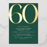 Invitación Con Relieve Metalizado Verde Esmeralda y oro | Sencillo y moderno cumplea<br><div class="desc">Invitaciones modernas de cumpleaños número 60 con un gran título "60" en Relieve metalizado metálico real. Los detalles del evento se escriben a continuación en una letra blanca mate. Diseño neutro de género con un verdadero acento de Relieve metalizado sobre un fondo verde oscuro.</div>