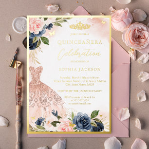 Invitación Con Relieve Metalizado Vestido elegante Quinceanera con flores rosadas de