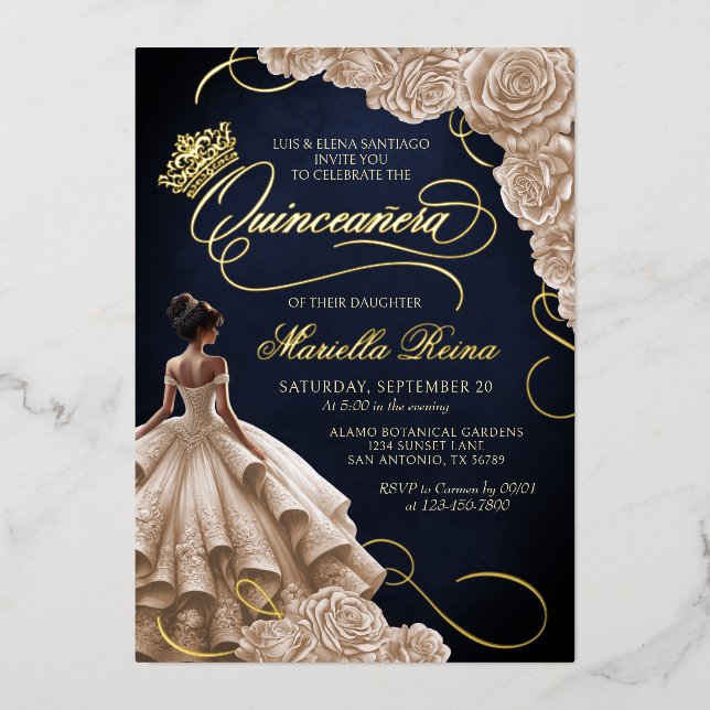Invitación Con Relieve Metalizado Vestido floral de champán Quinceañera (Anverso)