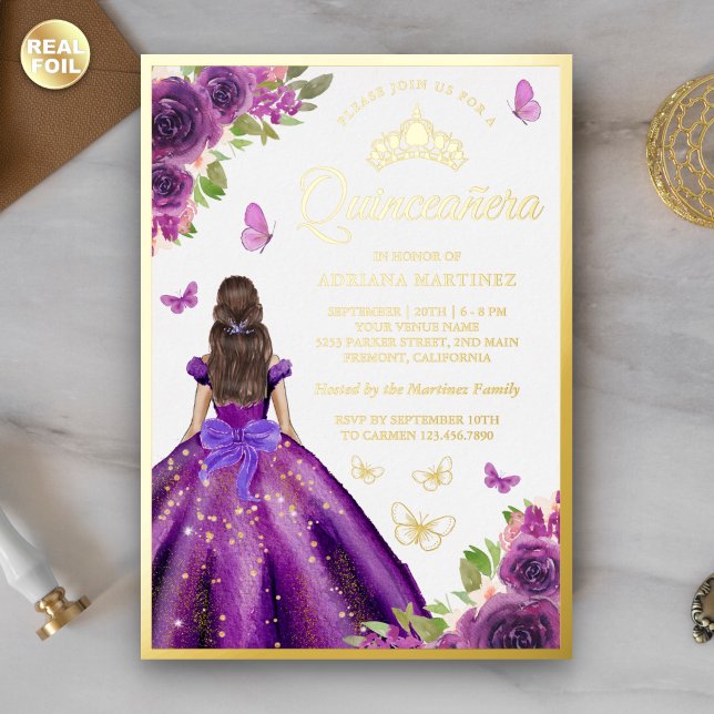 Invitación Con Relieve Metalizado Vestido morado floral mariposa Quinceanera Gold (Subido por el creador)