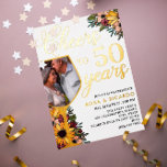 Invitación Con Relieve Metalizado Vidrio viuda aniversario Boda de 50 años<br><div class="desc">Encantadora invitación a la fiesta del 50 aniversario del Relieve metalizado de oro con el esquema de una copa de vino impresa en Relieve metalizado de oro y llena con una foto de la pareja celebrando su 50 aniversario de boda. Saludos a 50 años en tipografía de oro y los...</div>