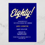 Invitación Con Relieve Metalizado Vintage Golden Script 80th Birthday Party<br><div class="desc">Hacerlo un evento verdaderamente especial cuando utilice invitaciones de Relieve metalizado de oro. En este funda, Ochenta está escrito en un gran tipo de letra en negrita y acentuado con un punto de exclamación. El nombre del destinatario del cumpleaños también se agrega en Relieve metalizado dorado. El resto del texto...</div>