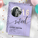 Invitación Con Relieve Metalizado Violet Purple Sparkler Sweet 16 foto de cumpleaños<br><div class="desc">Haz un Sweet 16 extra especial con esta elegante invitación violeta, con acentos brillantes y una opción de foto de personalizable. Perfecto para una celebración de cumpleaños, esta invitación incluye detalles de Relieve metalizado que le dan un toque de lujo. Personalízalo con el nombre del chica de cumpleaños, detalles del...</div>