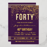 Invitación Con Relieve Metalizado Violeta | Confetti de oro 40.º Fiesta de cumpleaño<br><div class="desc">Violeta | Invitaciones al Relieve metalizado de Fiestas Gold Confetti 40th Birthday. Esta invitación formal, elegante, moderna y de moda a la fiesta de cuarenta años es apta para hombres o mujeres. Comprende líneas limpias doradas, un guión gótico elegante de funda superior y un sofisticado texto de Relieve metalizado dorado...</div>
