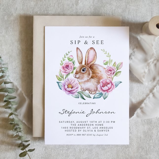 Invitación Conejo acuático y flores rosadas Sip y See (Customizable baby sip and see invitation featuring a cute watercolor bunny with pink flowers.)