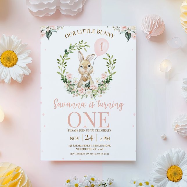Invitación Conejo de conejo floral rosa Wreath primer cumplea (Bunny Themed 1st Birthday Invitation, Floral Some Bunny Birthday Invitation, Girls Bunny Invitation )