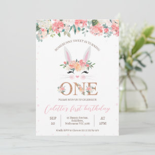 Invitación Conejo floral enfrenta a un conejo el primer cumpl